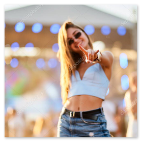 Galería de festival al aire libre con artistas sonrientes