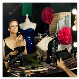 Galería de backstage con equipo de maquillaje y artistas