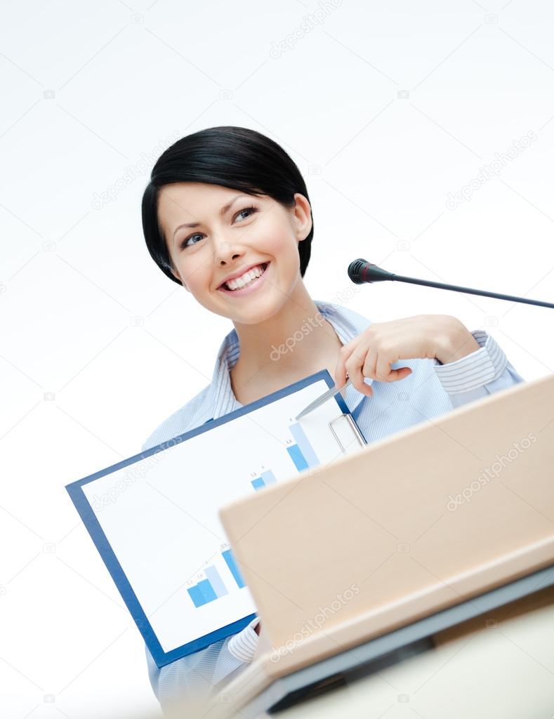 Directiva de marketing hablando en escenario