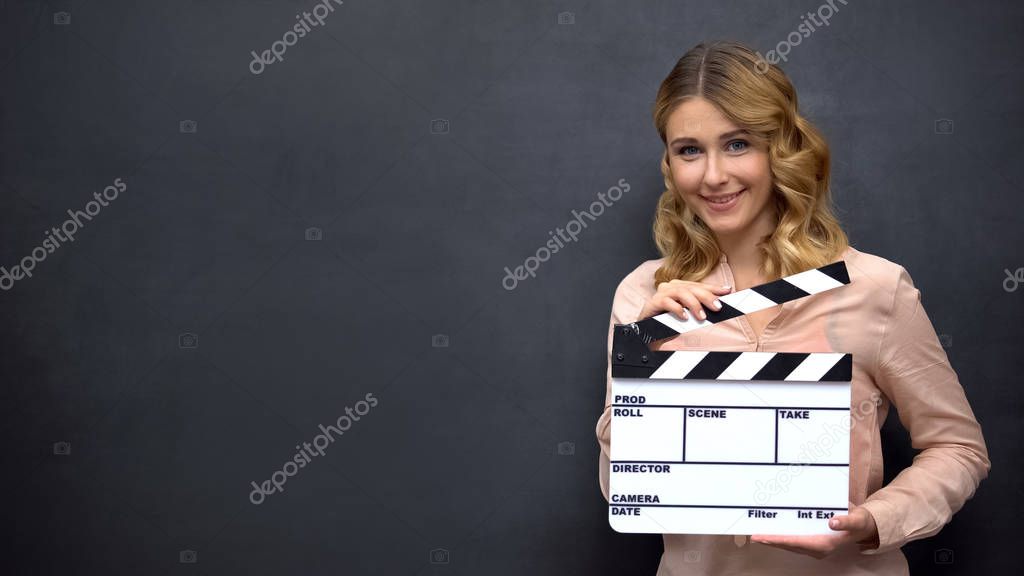 Director de cine con claqueta en entrevista
