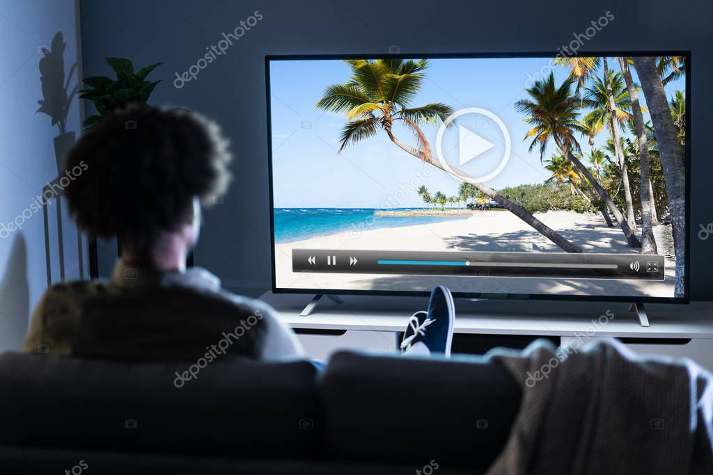 Pantalla con apps de streaming y control remoto